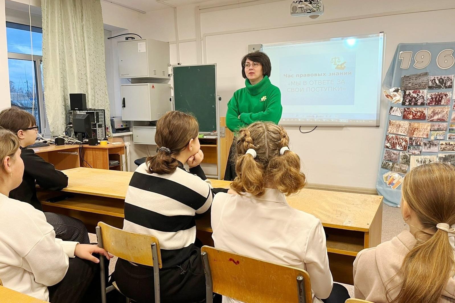В Среднесибирской школе прошел правовой час «Мы в ответе за свои поступки».